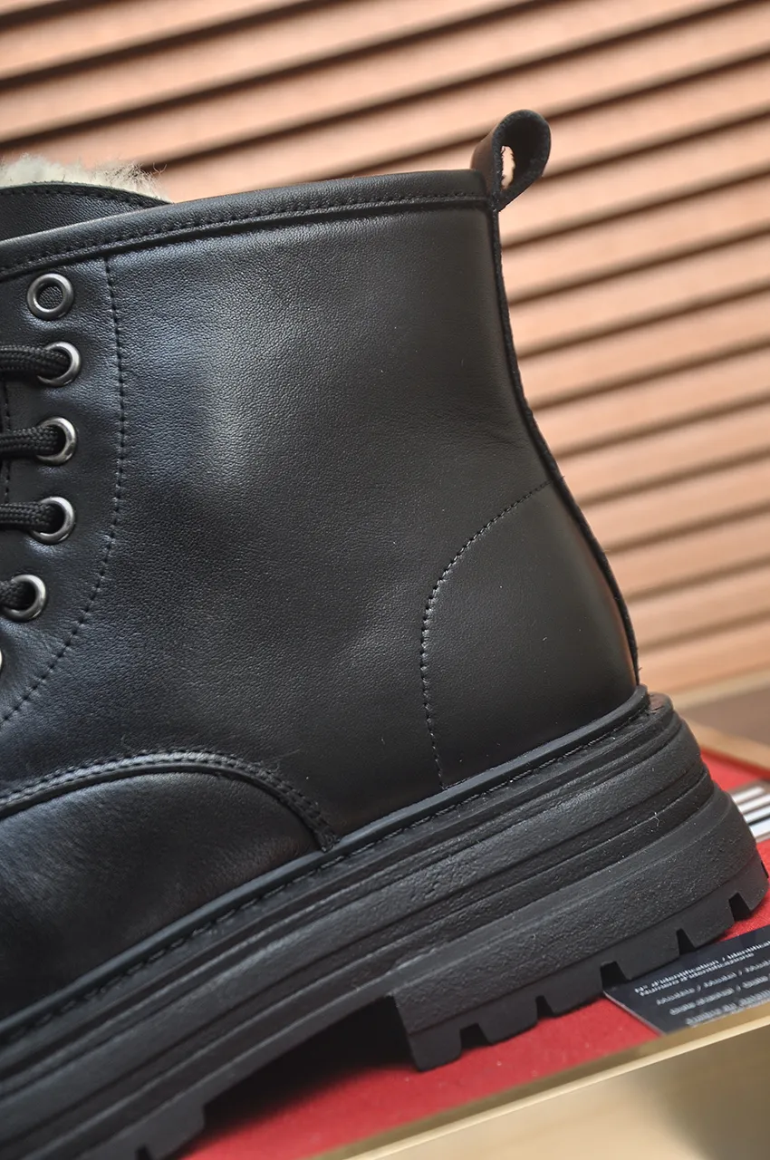 Men's shoes 💰680💶【UGG】(full genuine wool lining) Please pay attention to the quality of the original order and compare the thickness of the wool 🏮🏮Hot style Martin boots from Australia's warm luxury brand men's shoes, official website synchronization, Beckham men's style..., made of imported top-layer waxed cowhide, waxed toe box, Australian real wool velvet lining Carefully sewn...Imported rubber Martin boots outsole (comfortable, soft and wear-resistant). I really like the quality...Exquisite workmanship, you can't put it down once you see it. Code number 39-44